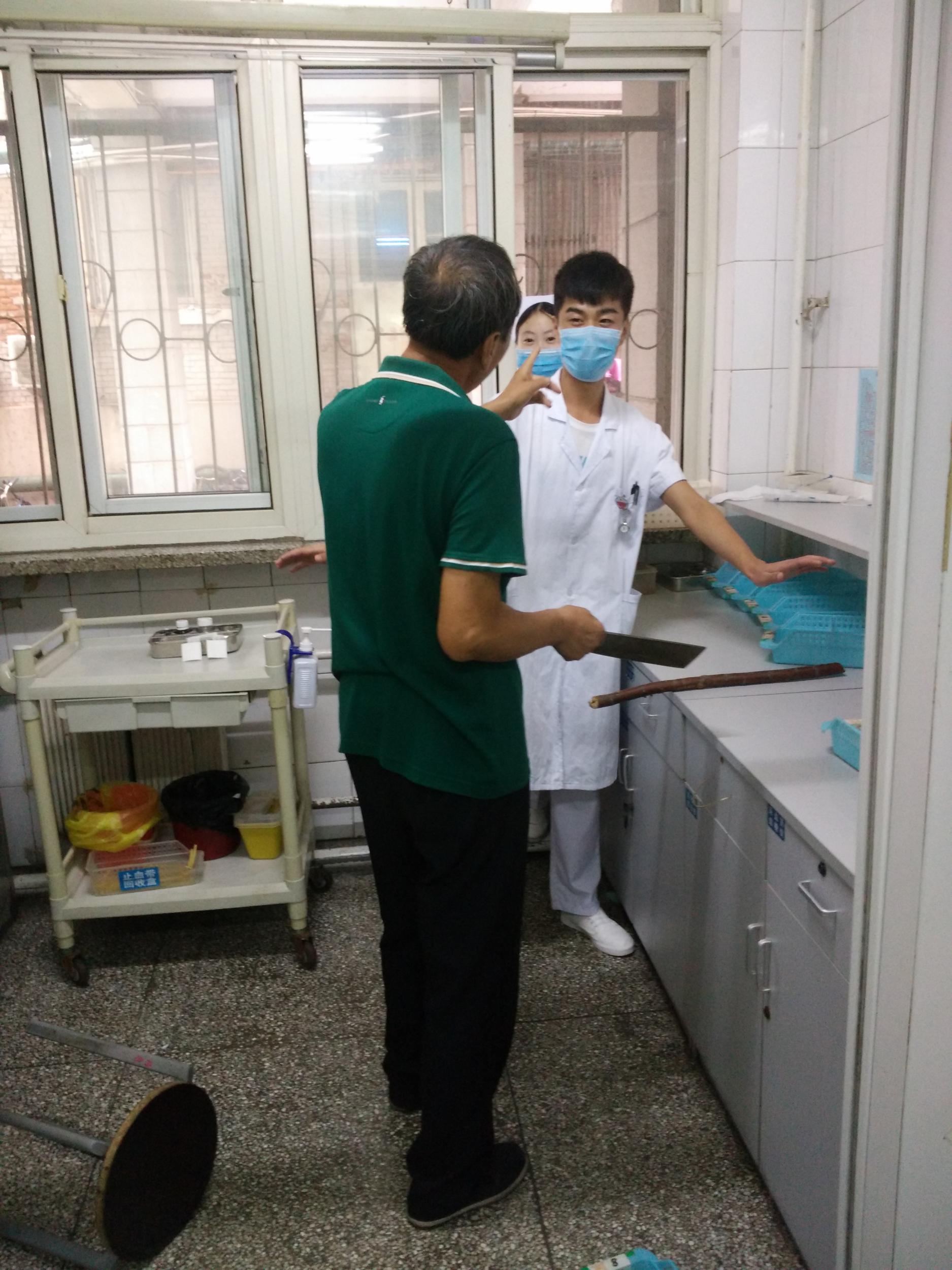 保卫科与急诊联合开展反恐防暴应急演练