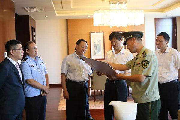 市领导检查达沃斯论坛安保工作:既要确保绝对安全又要便民利民不扰民