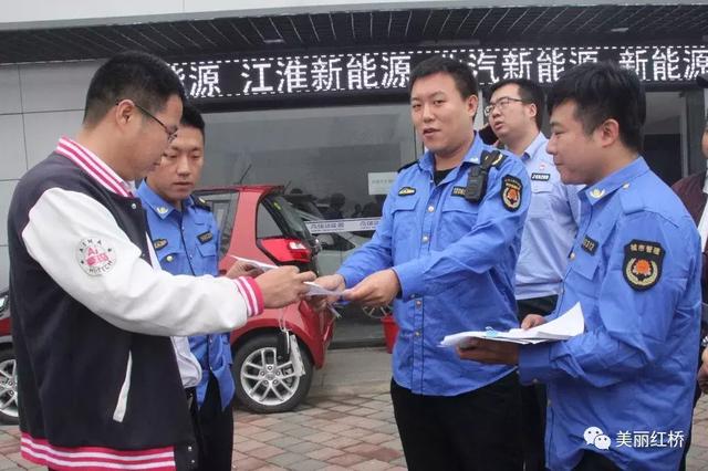 “创文创卫进行时”商户自查自改,雨水井口脏污治理见成效