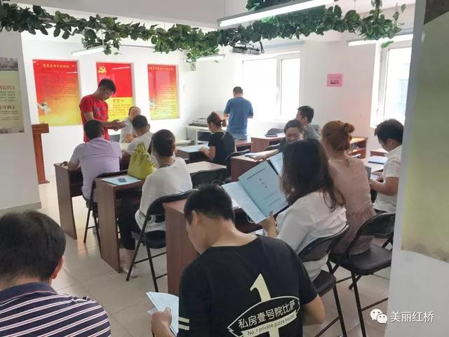 “创文创卫进行时”商户自查自改,雨水井口脏污治理见成效