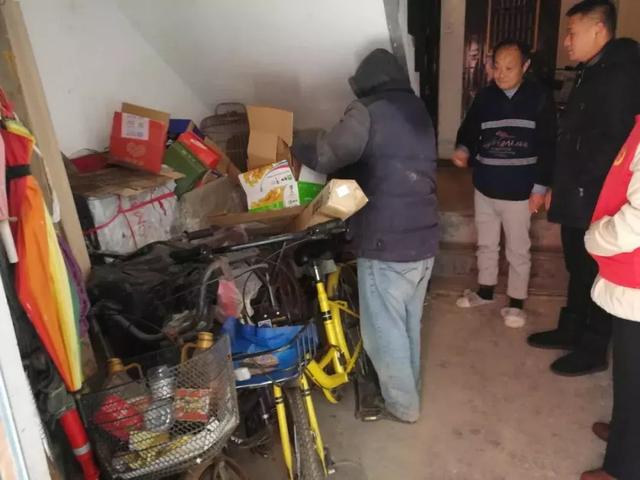 “创文创卫进行时”是的,我们和楼道杠上了……