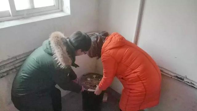 “创文创卫进行时”是的,我们和楼道杠上了……