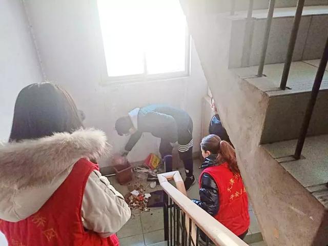 “创文创卫进行时”是的,我们和楼道杠上了……