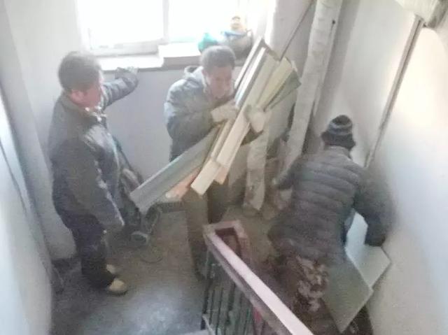 “创文创卫进行时”是的,我们和楼道杠上了……