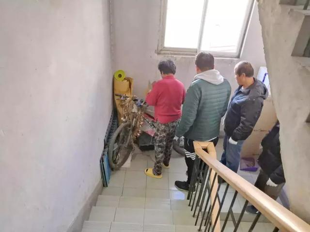 “创文创卫进行时”是的,我们和楼道杠上了……