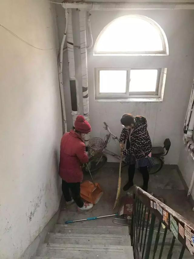 “创文创卫进行时”是的,我们和楼道杠上了……