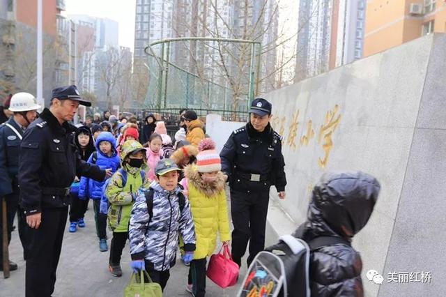 “红安在线”开学啦!孩子们安全到校才放心