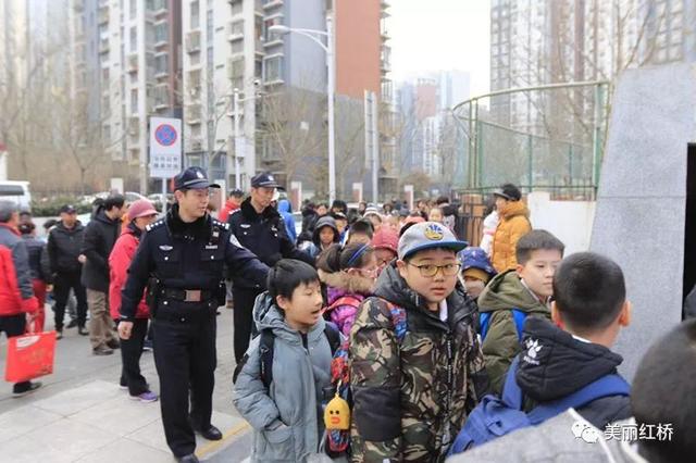 “红安在线”开学啦!孩子们安全到校才放心