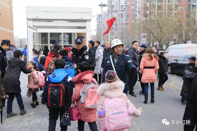 “红安在线”开学啦!孩子们安全到校才放心