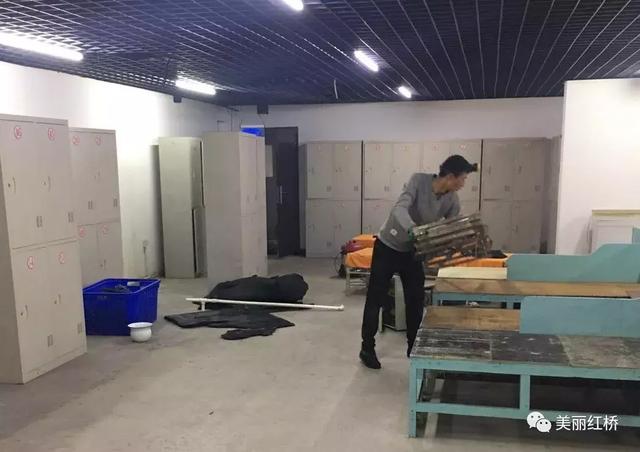 【创文创卫进行时】红桥区清理地下浴池为群众打通安全通道