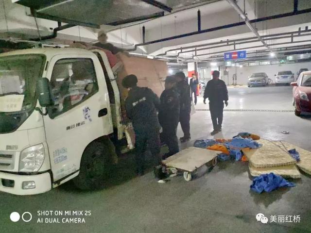 【创文创卫进行时】红桥区清理地下浴池为群众打通安全通道