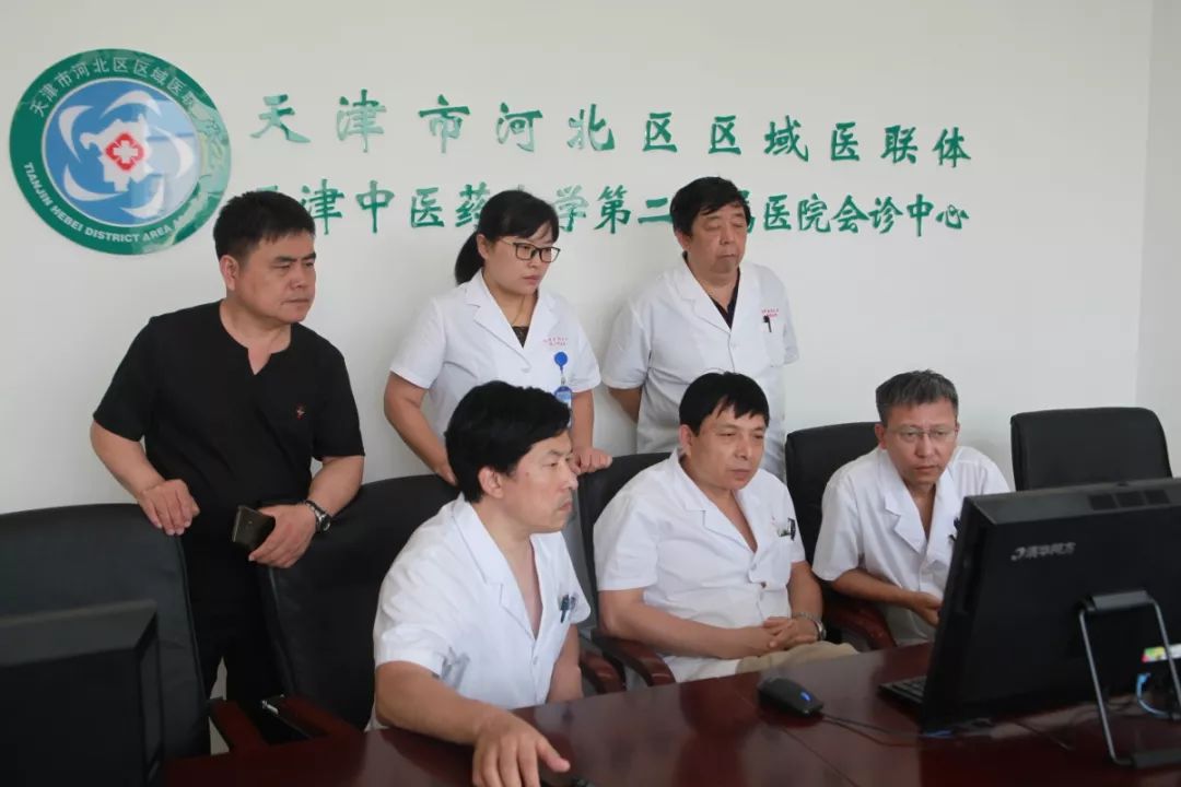 肿瘤科李竹庭主任(左一),骨伤科谷福顺主任(左二),肾病风湿科付滨