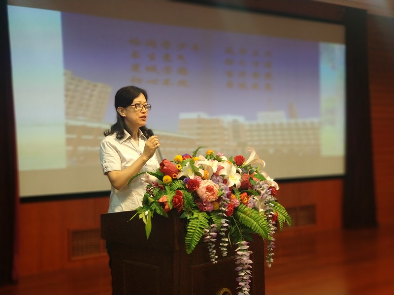 吴洁老师主持会议