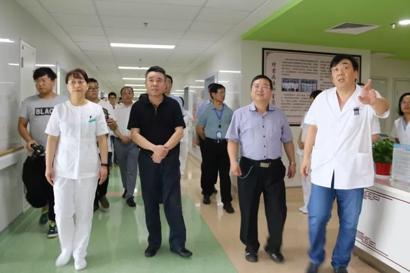 天津中医药大学副校长郭利平来到特需病房指导工作