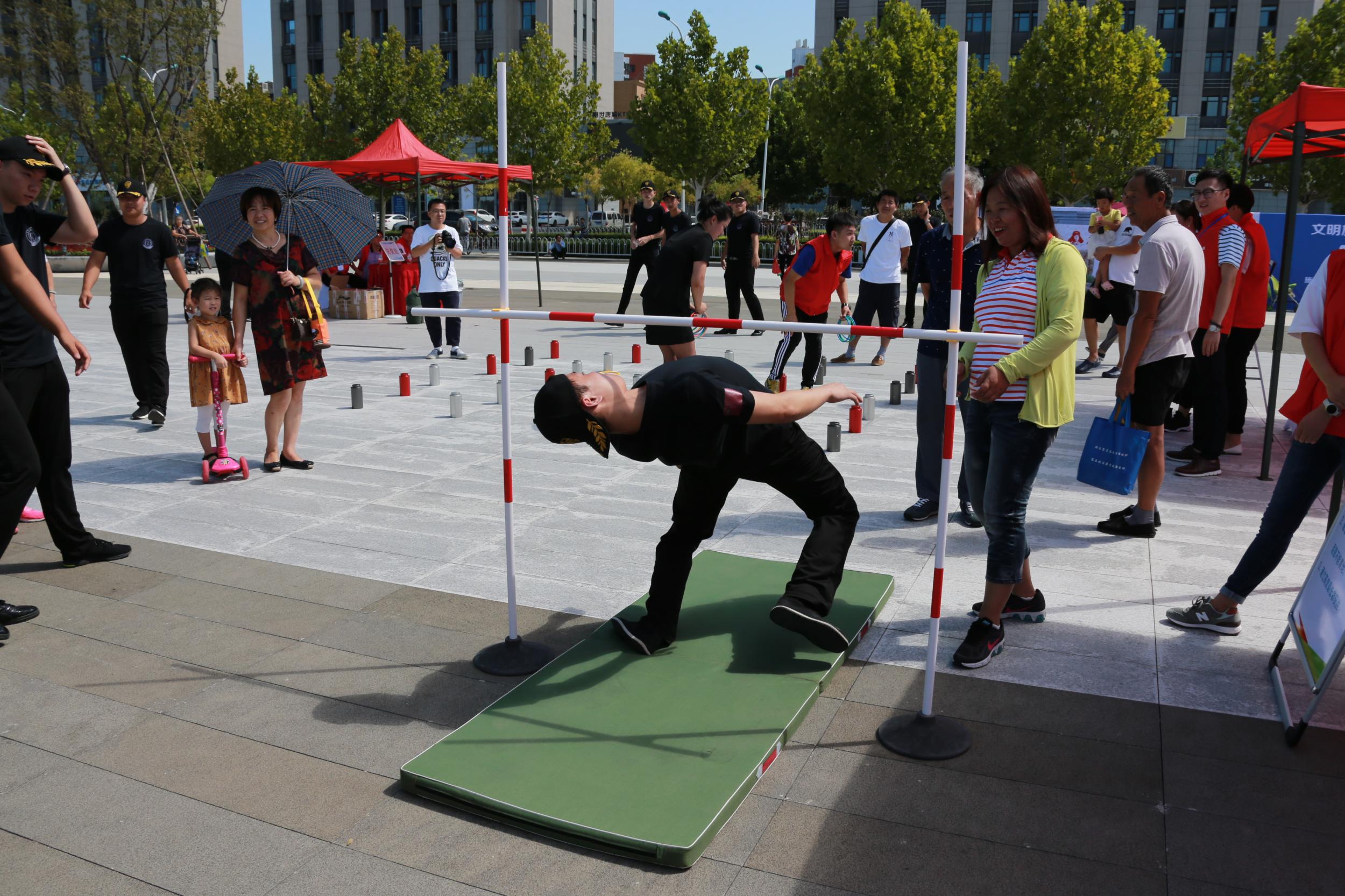 现场观众进行游戏闯关互动