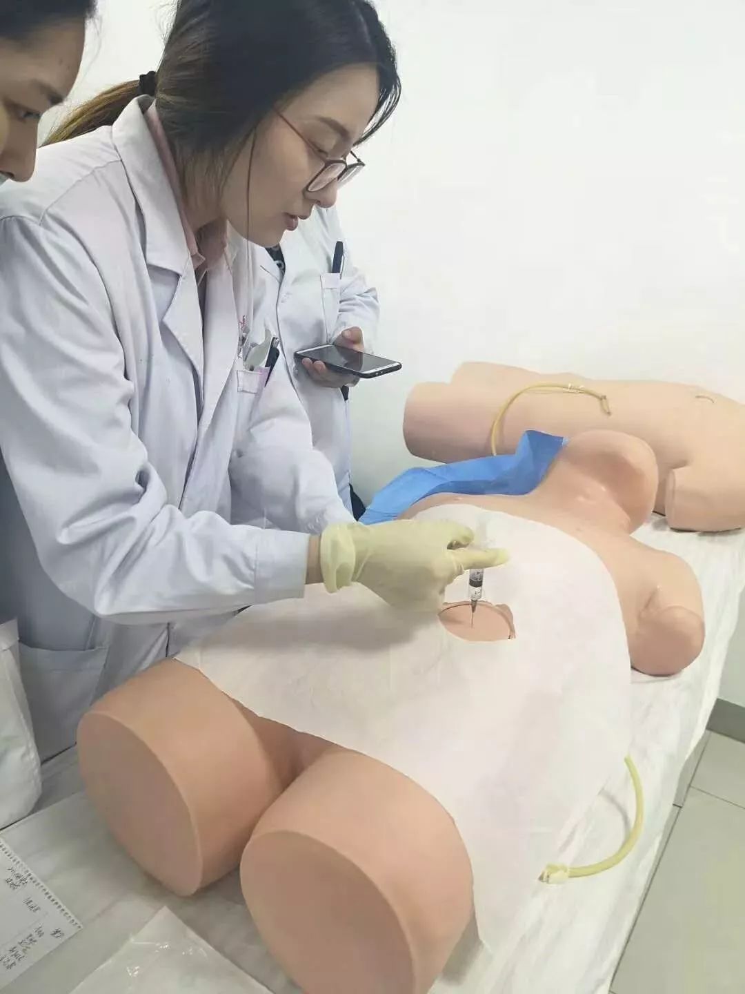 练习腹腔穿刺▲练习胸腔穿刺▲练习针灸临床技能是作为一名医师需要