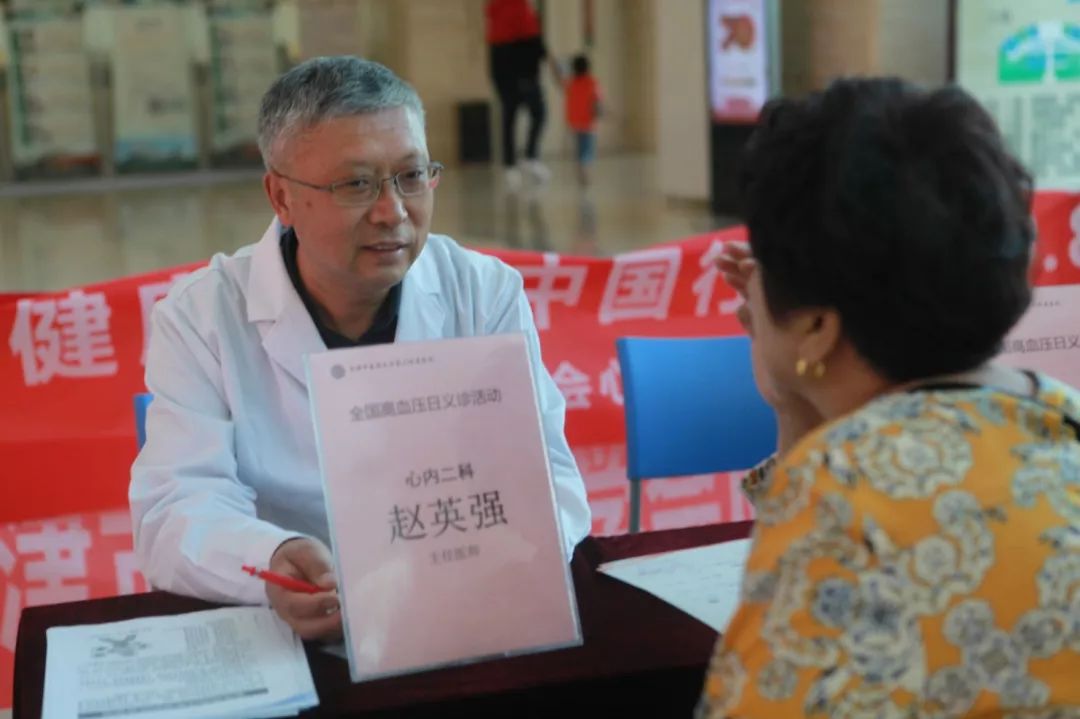 袁宏伟副主任,脑病针灸科王立存主任,何剑炜副主任等五名专家为群众