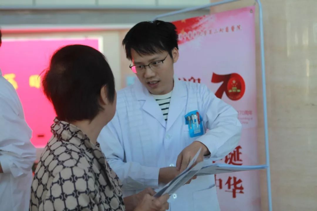 袁宏伟副主任,脑病针灸科王立存主任,何剑炜副主任等五名专家为群众